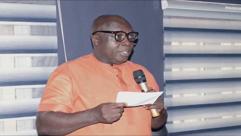 REGISTRAR DR. PATRICK UGWU ADMINISTERS THE OATH TO NEWLY ELECTED SUG EXECUTIVES AT THE INAUGURATION.
